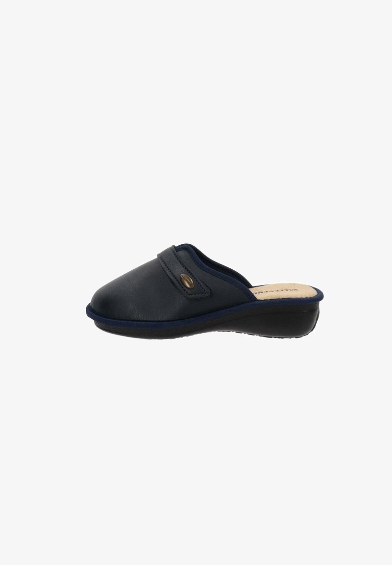Scarpa slip-on in pelle blu con punta arrotondata, cinturino imbottito e suola in gomma nera testurizzata. Presenta cuciture sottili e un piccolo accento metallico.