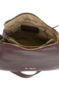 Borsa a tracolla in pelle marrone con zip dorata, interno in tessuto beige, tasca con zip interna e marchio "Pierre Cardin" sia all'interno che all'esterno.
