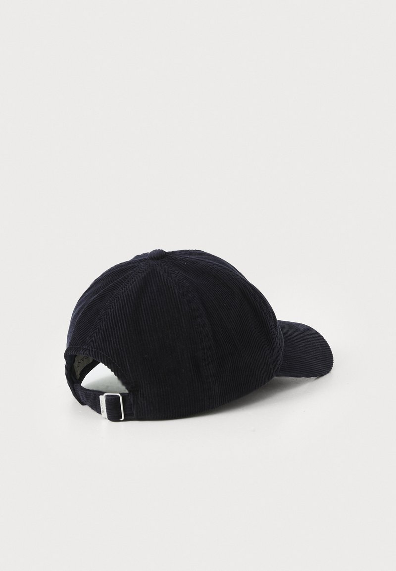 Granatowa czapka z korduroju z usztywnioną koroną, zakrzywionym daszkiem, regulowanym paskiem z tyłu oraz teksturowaną powierzchnią.