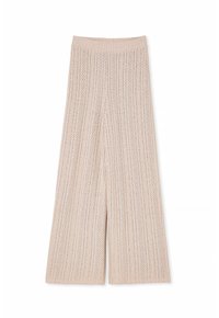 Beige pletené kalhoty s širokými nohavicemi, vertikálními vyřezávanými vzory a žebrovaným elastickým pasem leží na bílé pozadí.