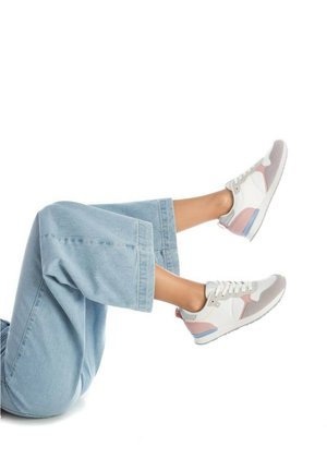 Zapatilla deportiva con una combinación de colores en blanco y tonos pastel, con acentos en gris y rosa, materiales texturizados y un diseño con cordones.