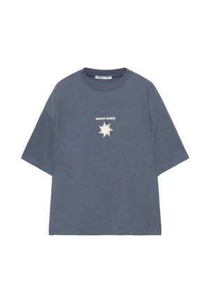 Blaues übergroßes T-Shirt mit kurzen Ärmeln und dem Schriftzug "sunset society" sowie einer Sonnen-Grafik, mittig auf der Brust platziert.