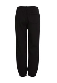 Pantalon de jogging noir avec une taille élastique, des poignets fuselés et une seule poche arrière ornée d'un détail de couture. Texture de tissu lisse.