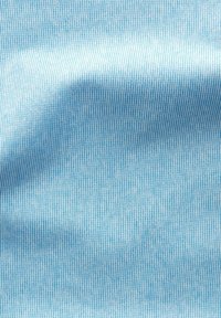 Tela azul claro con finas rayas verticales blancas. La textura parece suave y lisa, reflejando la luz sutilmente a lo largo de la superficie.