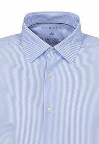 Gestreifte Button-up-Bluse in Blau und Weiß mit klassischem Kragen, aus glattem Stoff gefertigt. Verfügt über fünf Knöpfe und ein dezentes Markenlabel im Kragen.