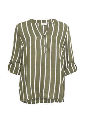 Olivengroene blouse met verticale witte strepen, driekwart opgerolde mouwen en een V-hals met knopen.