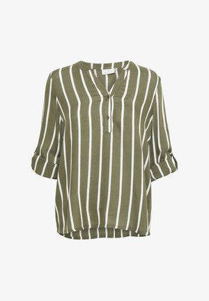 Bluză verde măsliniu cu dungi albe verticale, mâneci trei sferturi rulate și guler în V cu nasturi.