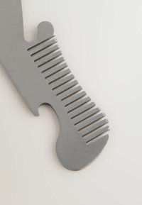 Rozsdamentes acél fésű, karcsú dizájnnal. Ívelt nyéllel, textúrált markolattal és egyenletesen elhelyezett fogakkal rendelkezik a hatékony ápolás érdekében.