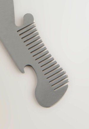 Češalj od nehrđajućeg čelika s modernim dizajnom. Ima zakrivljenu dršku, strukturiranu oblogu za bolji grip i ravnomjerno raspoređene zube za učinkovito češljanje.