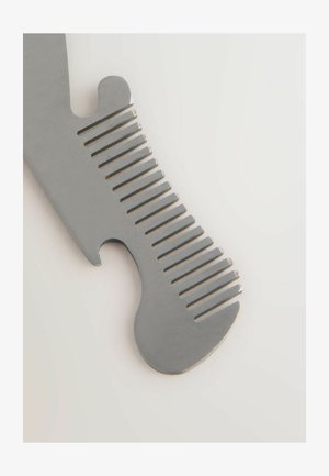 Saks lavet af rustfrit stål med et elegant design. Har et buet håndtag, struktureret greb og jævnt fordelte tænder til effektiv pleje.