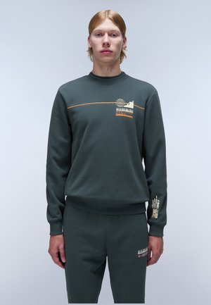 Donkergroene sweatshirt met een ronde halslijn, voorzien van een oranje horizontale streep en logo-accenten op de borst en mouw. Verstelbare manchetten.