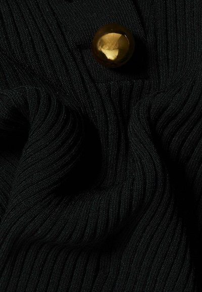Tessuto nero a righe con un bottone rotondo e lucido in oro. La texture è morbida con righe verticali evidenti. Il bottone è posizionato al centro.