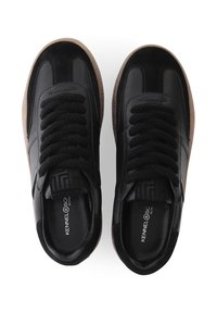 Ein Paar schwarze Schnürsneaker mit Wildleder- und Leder-Elementen, braunen Gummisohlen und "Kennel & Schmenger"-Branding auf den Einlegesohlen.