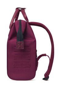 Sac bandoulière en textile bordeaux avec fermeture éclair, dos rembourré et bandoulière réglable. Équipé de trois sangles en toile horizontales pour attacher.