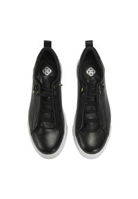 Schwarze Leder-Sneaker mit strukturierter Oberfläche, elastischem Schnürsystem, goldenen Akzenten und weißen Gummisohlen. Flaches Design und runde Zehenform.