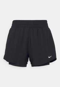Zwarte sportshorts van lichtgewicht stof, met een elastische tailleband, een gelaagd ontwerp en een klein wit Nike-logo op de voorkant.