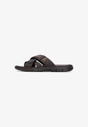 Sandalia marrón para hombre tipo slip-on con tiras cruzadas, suela acolchada y suela exterior de goma texturizada para uso casual.