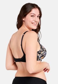 Sujetador negro con estampado floral que cuenta con tirantes ajustables, cierre de gancho y ojal, y una textura suave, diseñado para la comodidad y el soporte.
