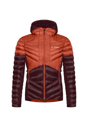 Rode en burgundy gewatteerde jas met een capuchon, voorzien van een chevronpatroon, ritsluiting en elastische manchetten voor een snug fit.