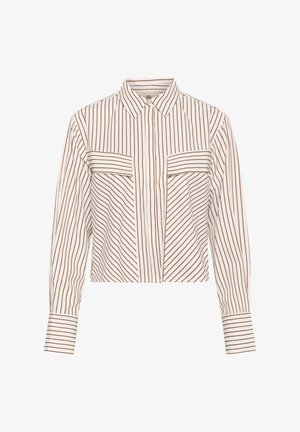 Biała koszula z długim rękawem w brązowe pionowe paski, z kieszeniami na piersi zapinanymi na klapę, mankietami na guziki i spiczastym kołnierzykiem, wyłożona na płasko.