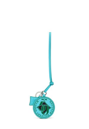 Porte-clés MCM en cuir bleu avec une étiquette logo ronde et une boucle pour tenir les clés ou les accessoires.