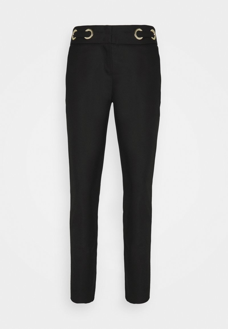 Zwarte broek met een aansluitend ontwerp, met gouden ronde hardware op de tailleband. Gemaakt van een gladde stof met een strakke textuur.