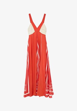 Lange rode mouwloze jurk met diepe V-hals, witte geplooide buste panelen en witte geometrische streepaccenten op de vloeiende rok.