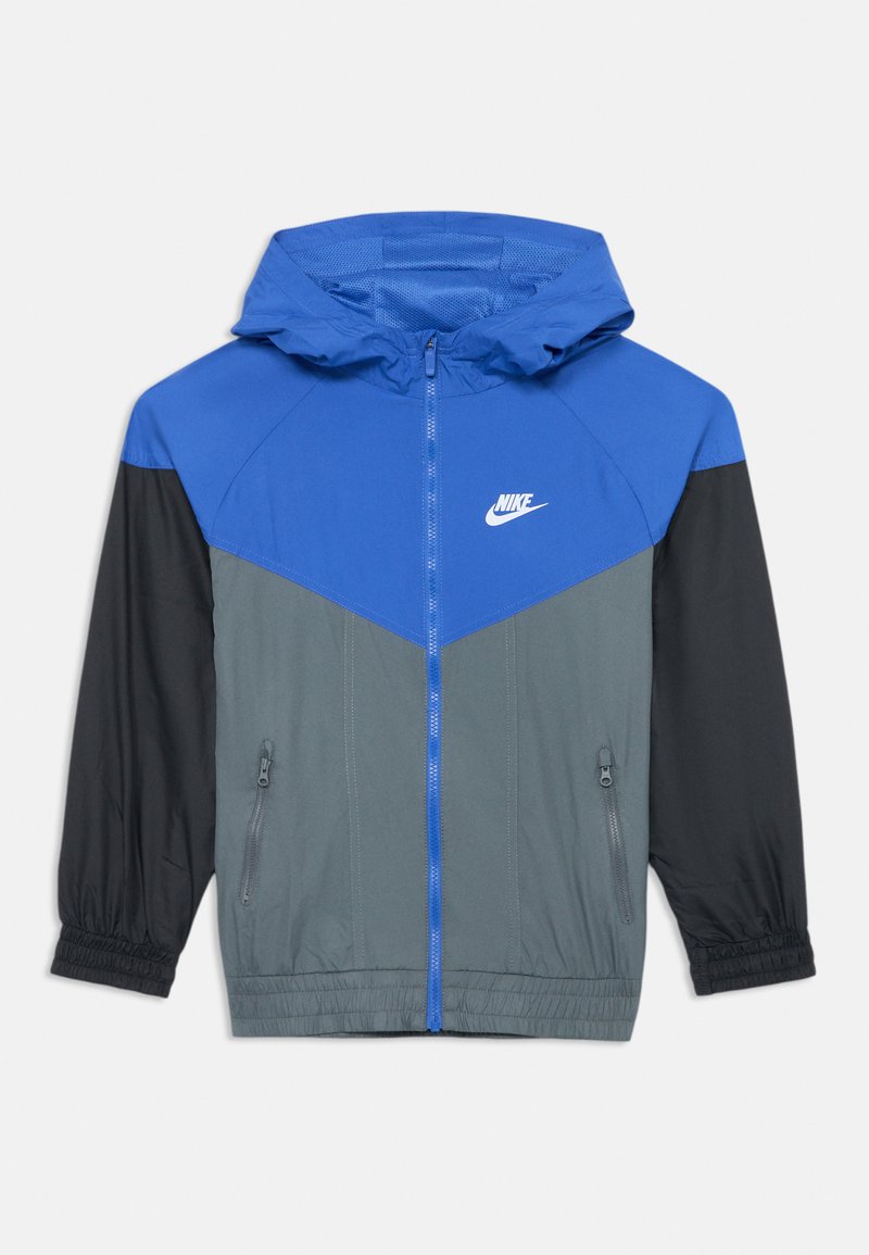 Nike vėjlentis švarkas su kapišonu, mėlyna viršutinė dalis, pilkas vidurys ir juodos rankovės. Turės dvi šonines užtrauktukines kišenes ir elastinius rankogalius.