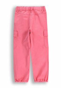 Różowe spodnie cargo z elastycznym pasem, dwoma kieszeniami bocznymi i elastycznymi mankietami przy kostkach. Wykonane z miękkiego, gładkiego materiału.