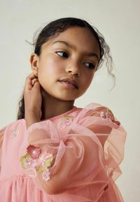 Next REGULAR FIT EMBELLISHED  - Koktailové šaty/večierkové šaty - pink