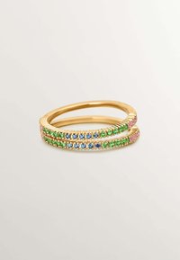 Anillos apilados en tono dorado que presentan filas alternas de piedras preciosas en tonos rosa, verde y azul, asentadas en una banda texturizada. Acabado suave y pulido.