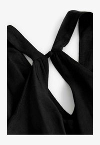 Vald, black