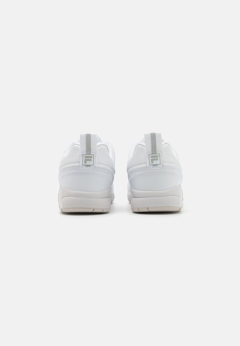 Weiße Sportschuhe mit einem glatten Leder-Obermaterial, gepolstertem Kragen und strukturiertem Gummisohle. Verfügt über eine verstärkte Ferse und Logodetail auf der Rückseite.