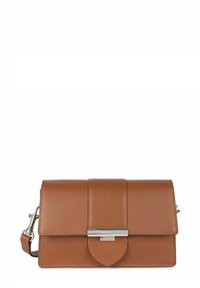 Borsa a tracolla in pelle marrone con chiusura piatta, hardware in argento e una patta decorativa. Texture liscia con dettagli cuciti. Design compatto.