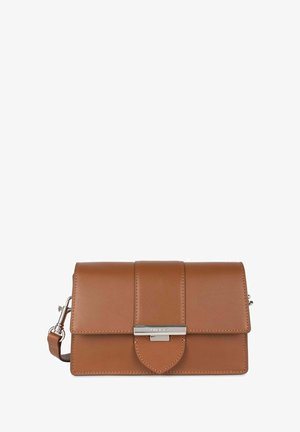 Braune Leder-Crossbody-Tasche mit flacher Verschluss, silbernem Zubehör und einer dekorativen Klappe. Glatte Textur mit genähten Akzenten. Kompaktes Design.