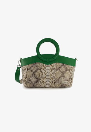 Grøn lædertaske med et cirkulært håndtag, der har en tekstureret tan slangeskindsimitationskrop og en gylden logoaccent på siden.