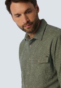 Groene visgraat button-up shirt met een kraag, voorzien van twee borstzakken, bruine knopen en een gestructureerde stof.