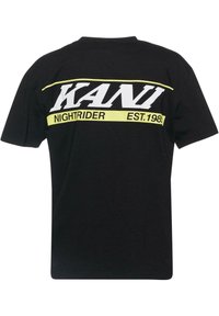Juodas medvilninis marškinėliai su dideliu baltu užrašu "KANI" ir geltonu akcentu su užrašu "NIGHTRIDER EST.1981" ant nugaros.