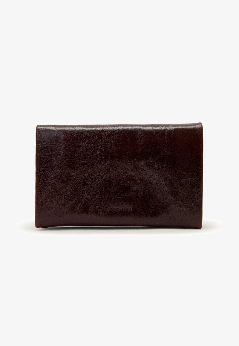 Portefeuille en cuir brun, forme rectangulaire, texture lisse avec de légers plis, nom de la marque embossé en bas, aucune pièce métallique visible.