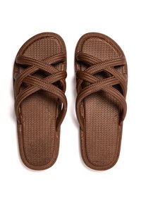 Chanclas de goma marrones con correas entrelazadas, superficie superior texturizada, suelas planas y un diseño sencillo adecuado para uso casual.