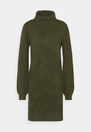 Robe en maille verte avec un col montant roulé, de longues manches bouffantes et une coupe légèrement ample. La texture semble douce et confortable.