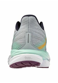 Las zapatillas de correr grises tienen una parte superior de malla texturizada, una entresuela azul clara y una suela morada, con acentos naranjas en el costado.