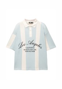 Světle modrá polokošile s bílými vertikálními pruhy, texturovaná látka, dvouknoflíkový klín a černý potisk "Los Angeles" a adresa.