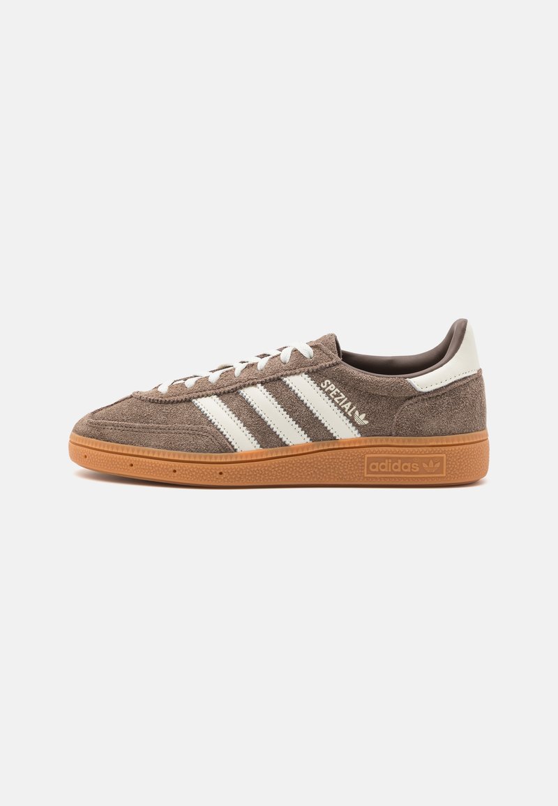 adidas Originals - HANDBALL SPEZIAL - Sporta apavi - earth strata/off white, Palielināt