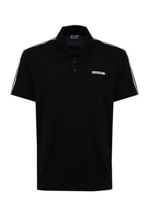 Musta lyhythihainen pikeepaita, jossa kaksi nappia, beigejä brändättyjä raitoja olkapäillä ja pieni "EA7 Emporio Armani" -merkki rinnassa.