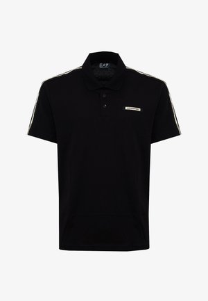 Musta lyhythihainen pikeepaita, jossa kaksi nappia, beigejä brändättyjä raitoja olkapäillä ja pieni "EA7 Emporio Armani" -merkki rinnassa.