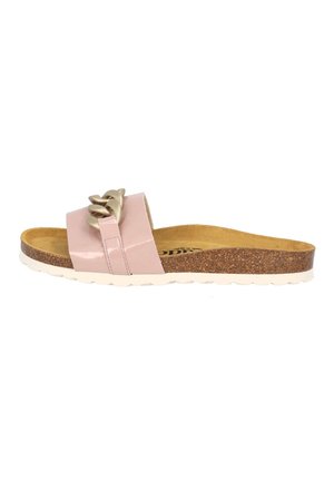 Slip-on sandal med brun korksål, beige fodtøj, pink blank rem over toppen og guldfarvet oversized kædedetalje på remmen.