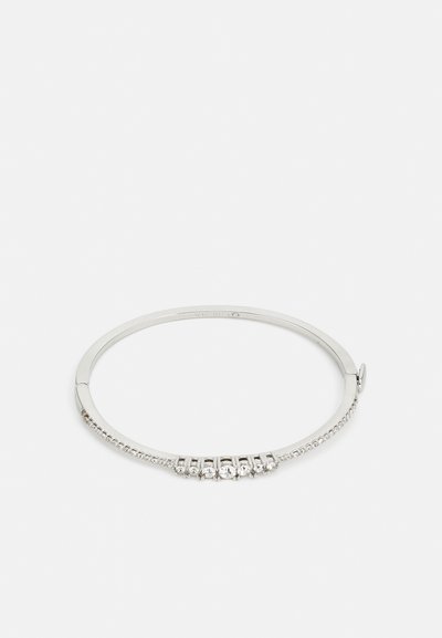 Sølvarmring med en glat, poleret overflade. Har en række af fem klare krystaller og et strømlinet, åbent design.