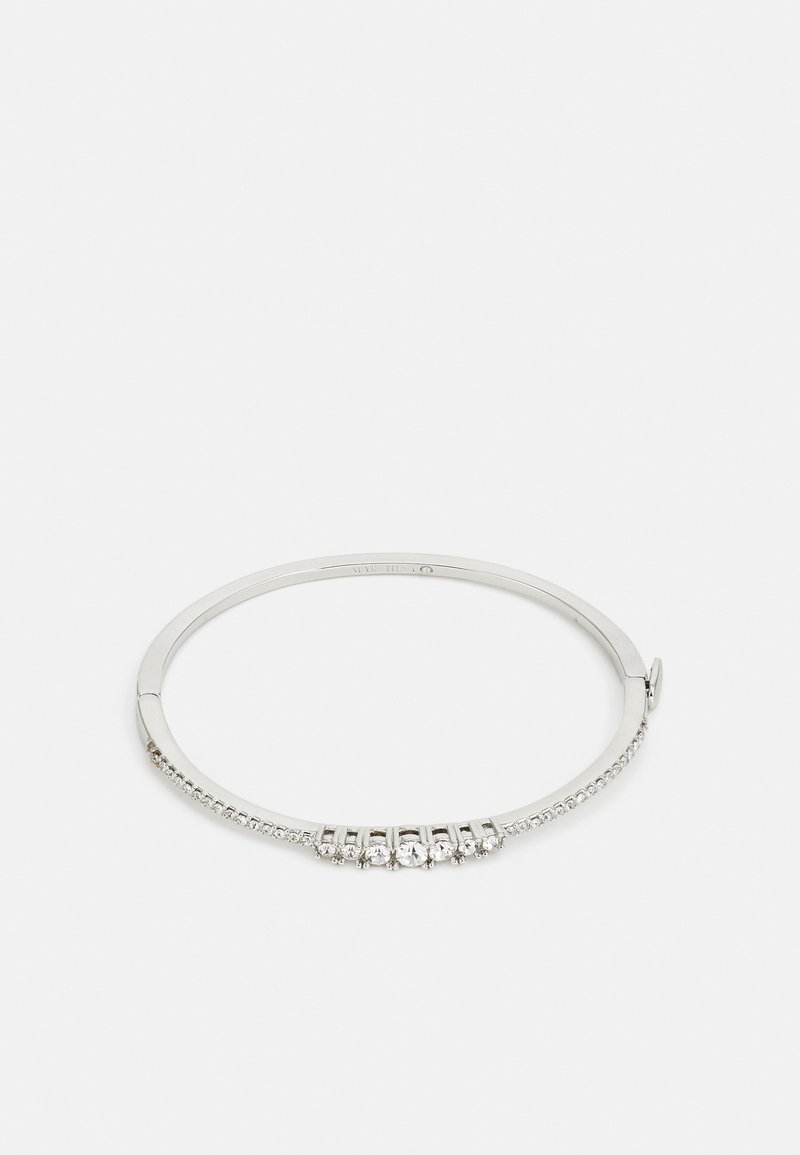 Silberarmband mit einer glatten, polierten Oberfläche. Es hat eine Reihe von fünf klaren Kristallen und ein schlankes, offenes Design.