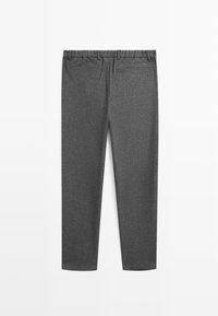 Pantalon gris foncé sur mesure avec passants de ceinture, deux poches passepoilées à l’arrière, vu de dos sur fond blanc.
